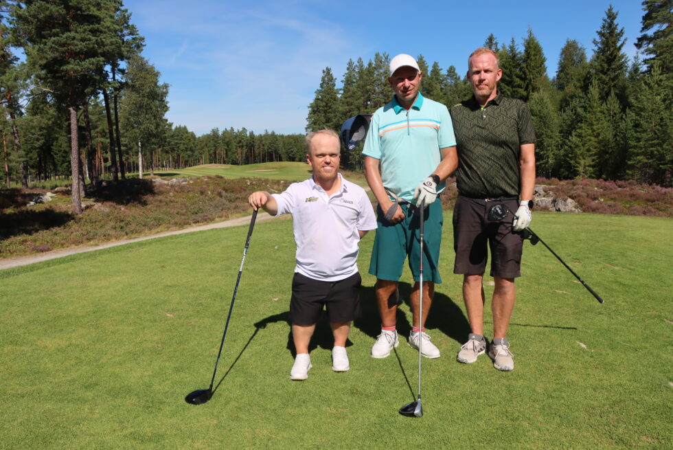 Joakim Bjöckman (t.v.), André Toth og Stian Halvorsen gir seg ut på hull nummer ti en varm sommerdag på Liermoen.