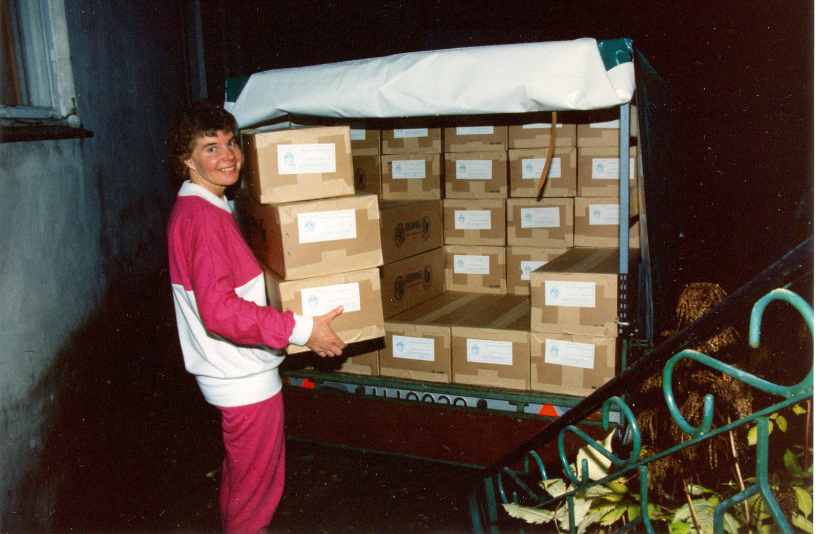 Kari Nordlie laster en bil med ferdigproduserte hatter.