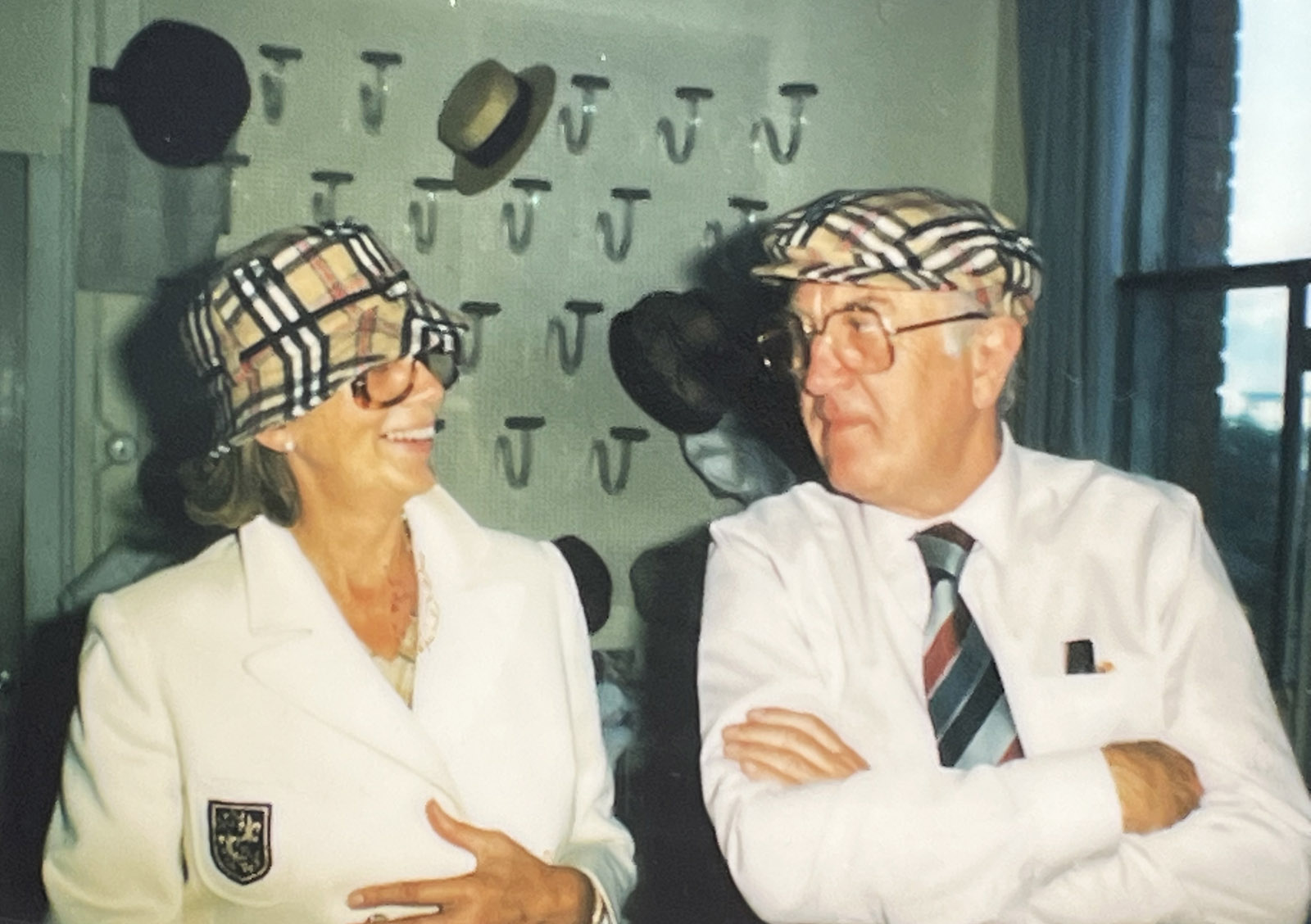 Carsten E. Rosenvinge og en av hans designere under et salgsmøte.