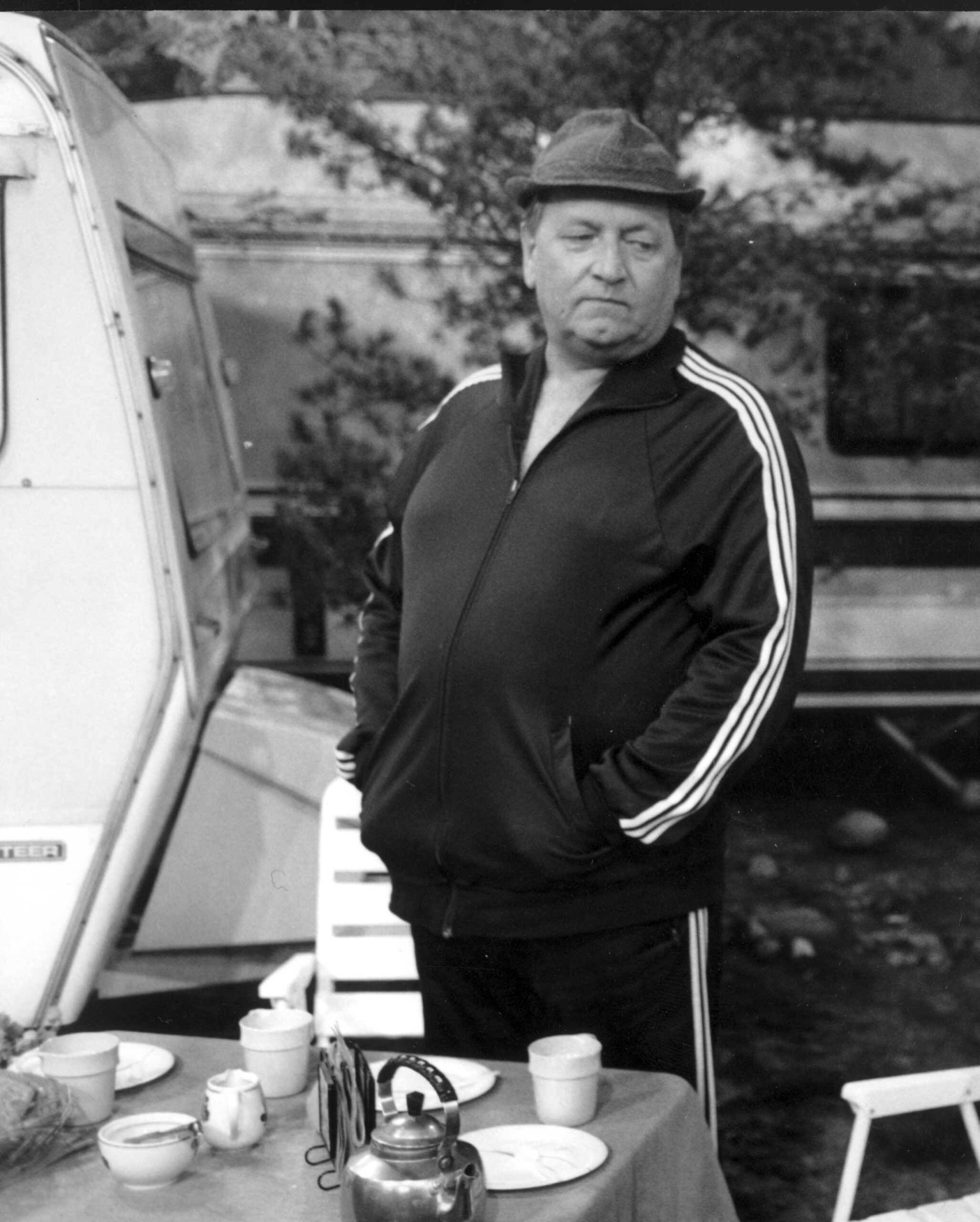 Rolv Wesenlund som Marve Almar Fleksnes med den ikoniske sportshatten fra Carsten E. Rosenvinge på Kongsvinger.