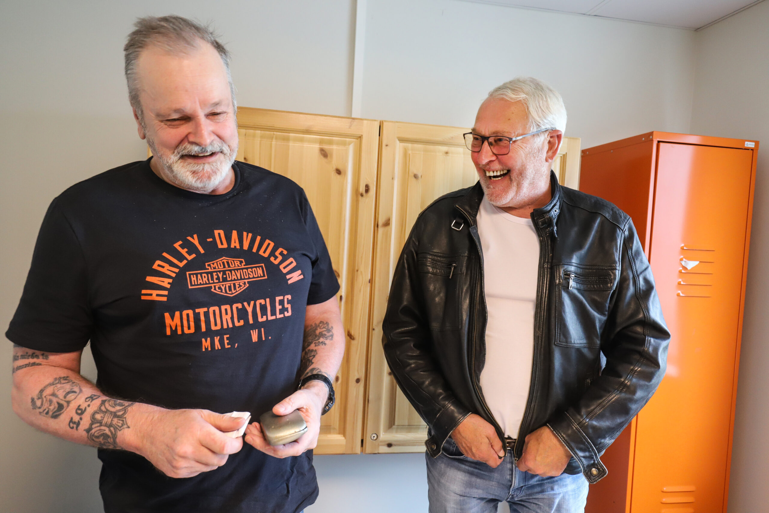Selv om mye av samtalene er alvorstynget, sitter smilet løst når de mimrer om gamledager.