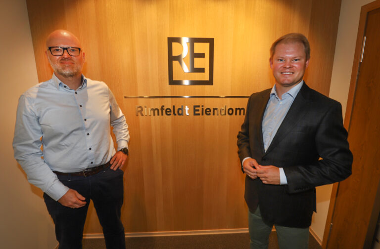 Amund Haukerud (t.v.) har overtatt som daglig leder I Rimfeldt Eiendom AS. Styreleder Karl Erik Rimfeldt får nå frigjort mer tid til å jobbe med kunder, leverandører og utvikling i konsernet.