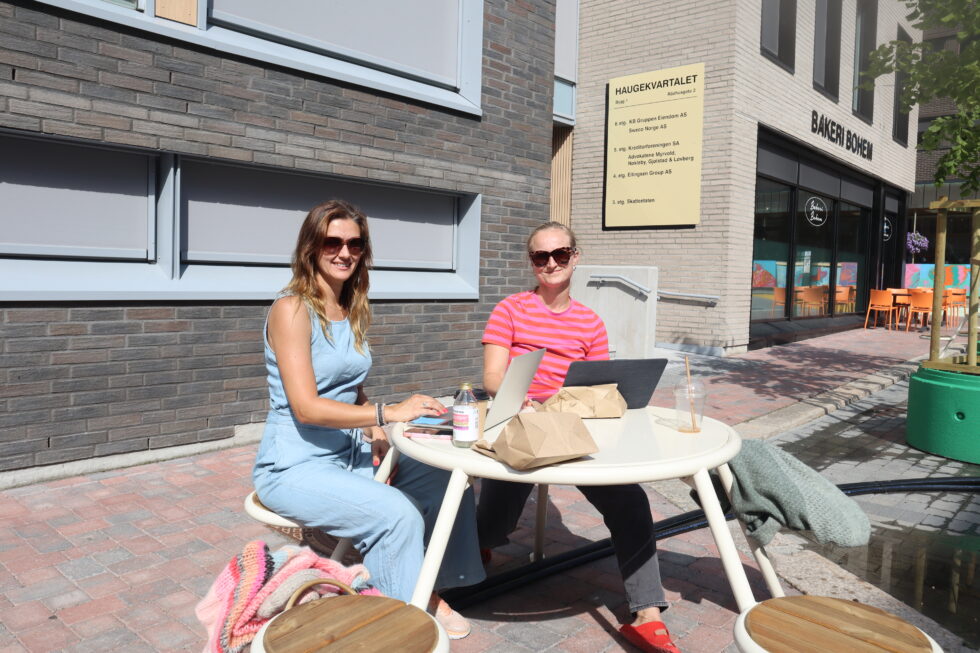 Kathrine Kolgrov (t.v) og Hanna Gjermundrød nyter arbeidsdagen i sola.
