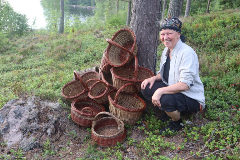 Leikny Bekkevold holder det rødmerkede håndverket neverfletting i hevd. Lørdag og søndag tar hun i mot besøkende på småbruket Steinreisberget.
