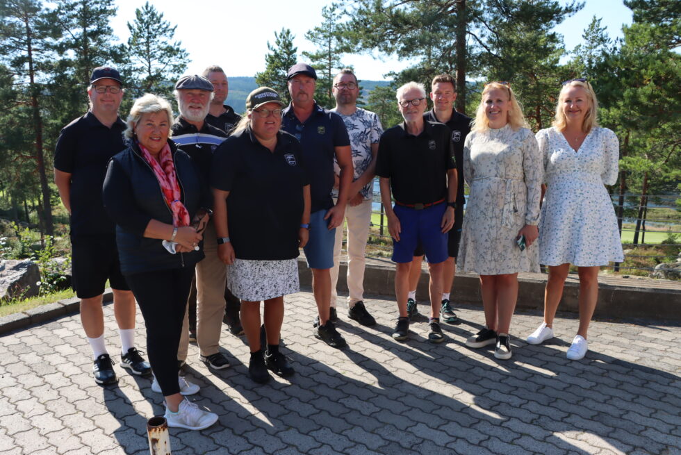 Dag Frode Korsmo (t.v.), styreleder i Et slag av gangen Marianne Smith Magelie, Claus Mæland fra Golf Grønn Glede, Raymond Nybakk, Tone Samsonstuen, Håvard Høgda, varaordfører i Kongsvinger Tommy Smedtorp, Svein Einarsbøl fra Golf Grønn Glede, Petter Linstad fra Frisklivssentralen i Eidskog, ordfører i Eidskog Kamilla Thue og styreleder i Kongsvingers Golfklubb Kjersti Wangen synes alle godt om golftilbud for alle.
