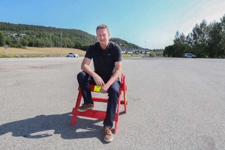 Ole Jonny Branes ser frem til at serviceplassen ytterst på industrifeltet på Langeland fylles opp med rallybiler søndag.