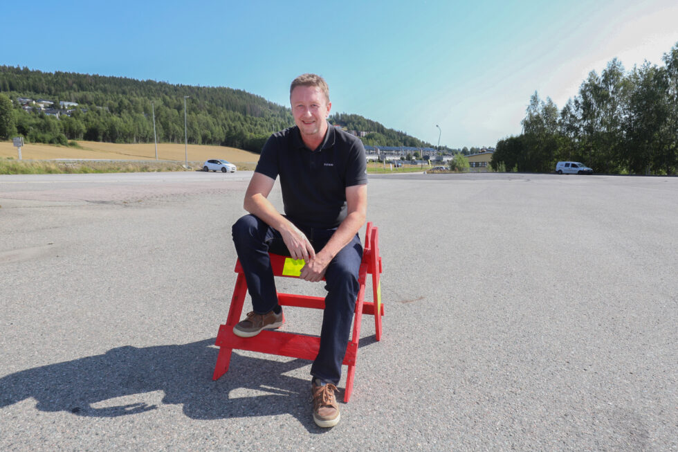 Ole Jonny Branes ser frem til at serviceplassen ytterst på industrifeltet på Langeland fylles opp med rallybiler søndag.
