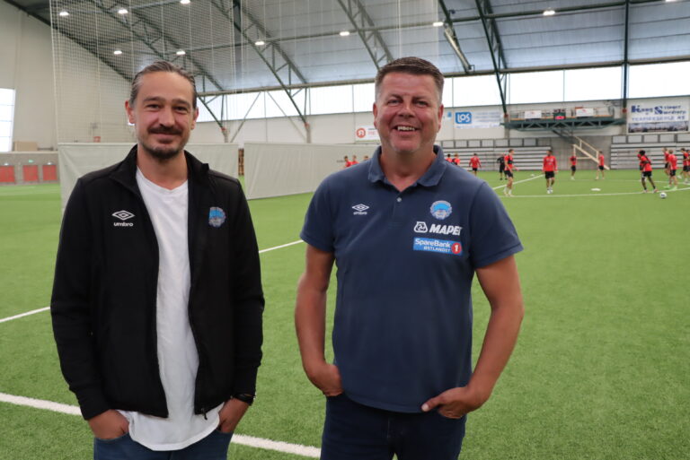 Stein-Erik Stormoen (t.v.) og Rune Lundgren synes ikke det er moro å måtte si nei til folk som vil på kamp, men med en kapasitet på 630 tilskuere blir det førstemann til mølla.