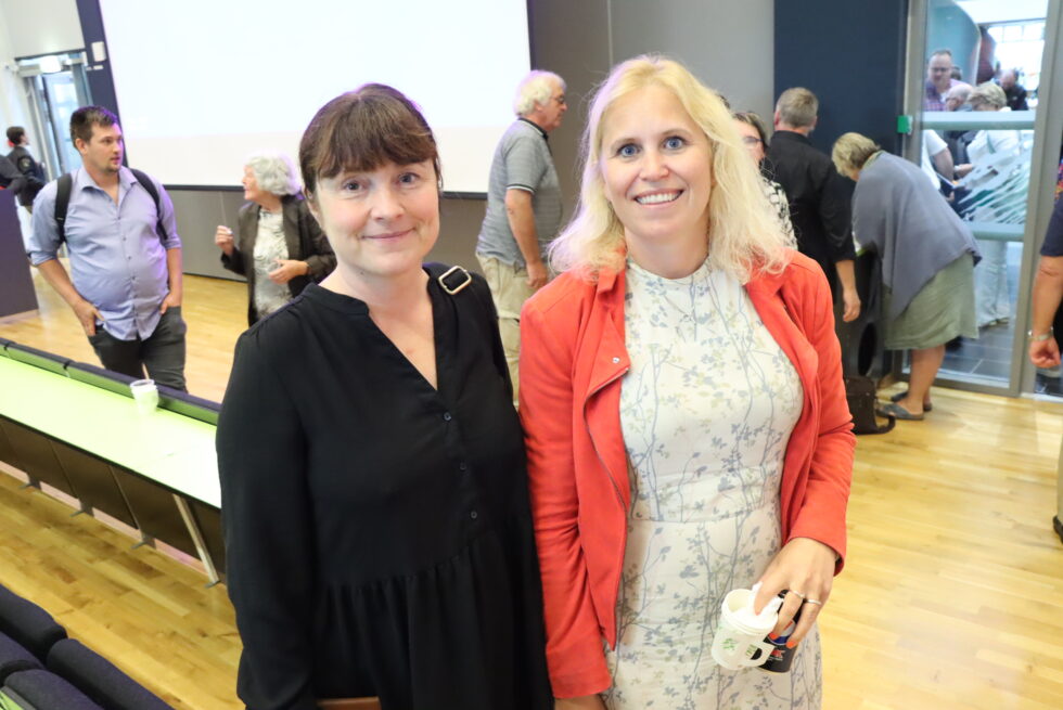 Kongsvinger-ordfører Eli Wathne (t.v.) og Eidskog-ordfører Kamilla Thue var naturligvis på plass under de interkommunale kommestyremøtet.