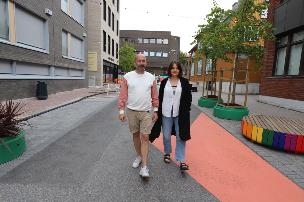 Mari Østlid og Henning Kjøk oppfordrer politikerne til å gjøre Rådhusgata/Fjellgata til en permanent gågate.