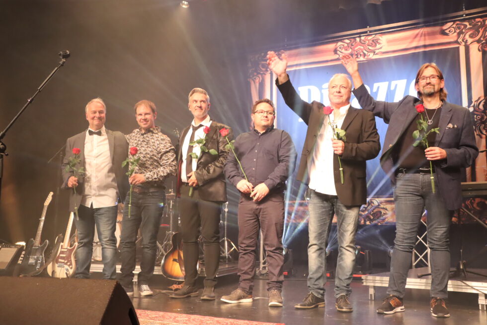 Per Morten Bråten t.v. (gitar, kor), Vegar Åslund (trommer) Tommy Michaelsen (vokal, gitar), Kim Lien (gjestevokalist), Glenn Bates (bass, kor) og Per Erik Gjedtjernet (tangenter, kor) tok farvel i Rådhus-Teateret lørdag.