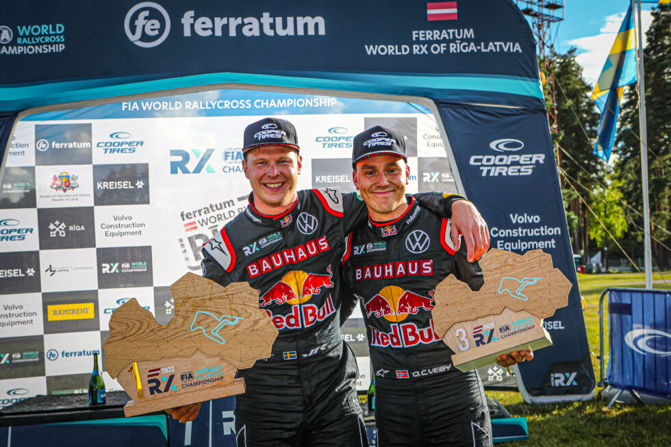 Ole Christian Veiby (t.v.) holdt teamkompis Johan Kristoffersson med selskap på seierspallen under VM-runden i rallycross på søndag.