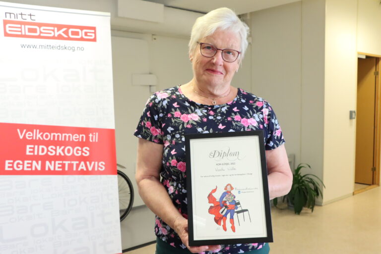 Wenche Walla brenner for kor, og nå har hun mottatt hedersprisen til Norges Korforbund Hedmark sin hederspris.