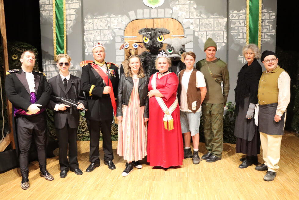 Gamle Øiset er byttet ut med KUSK, og nå blir det premiere. Fra venstre: Joakim Wais, Kasper Skarnes Jørgensen, Heiki Noer-Johansen, Tiril Sternberg, Helene Noer-Johansen, Kim Aurdal Johansen, Tor-Arne Leithe, Hilde S. Offord og Tommy Møllhaug. Hundene fra venstre: Heddie Noer-Johansen, Hilja Noer-Johansen og Erle Sternberg.