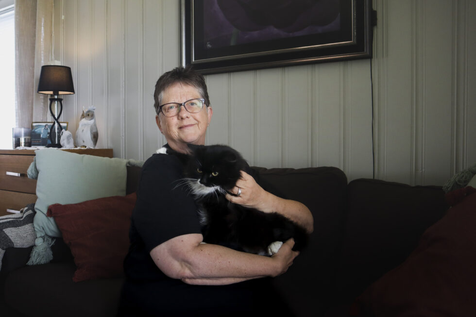 Kari Aarstad og katten Prikken Pusefrøken er glad for at matmor nå er kreftfri.