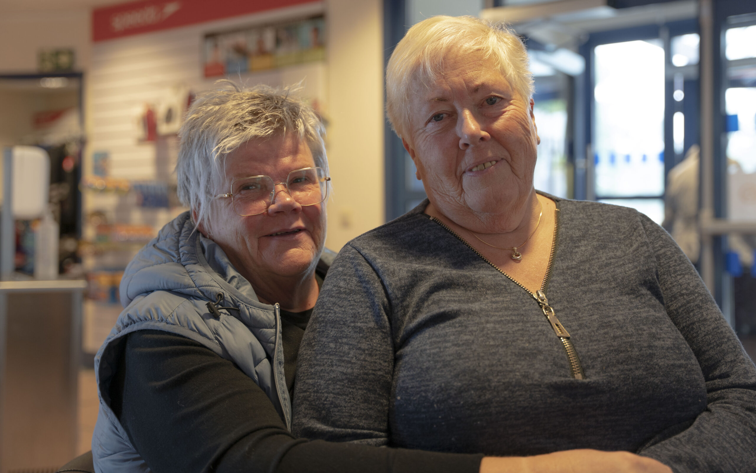 (f. v.) Tove Sormerud og Oddny Korsmo kommer langveisfra for å være med på vanntrim. De bor på Hokkåsen. De reiser sammen og har vært med i syv år. Foto: Eira Egner
