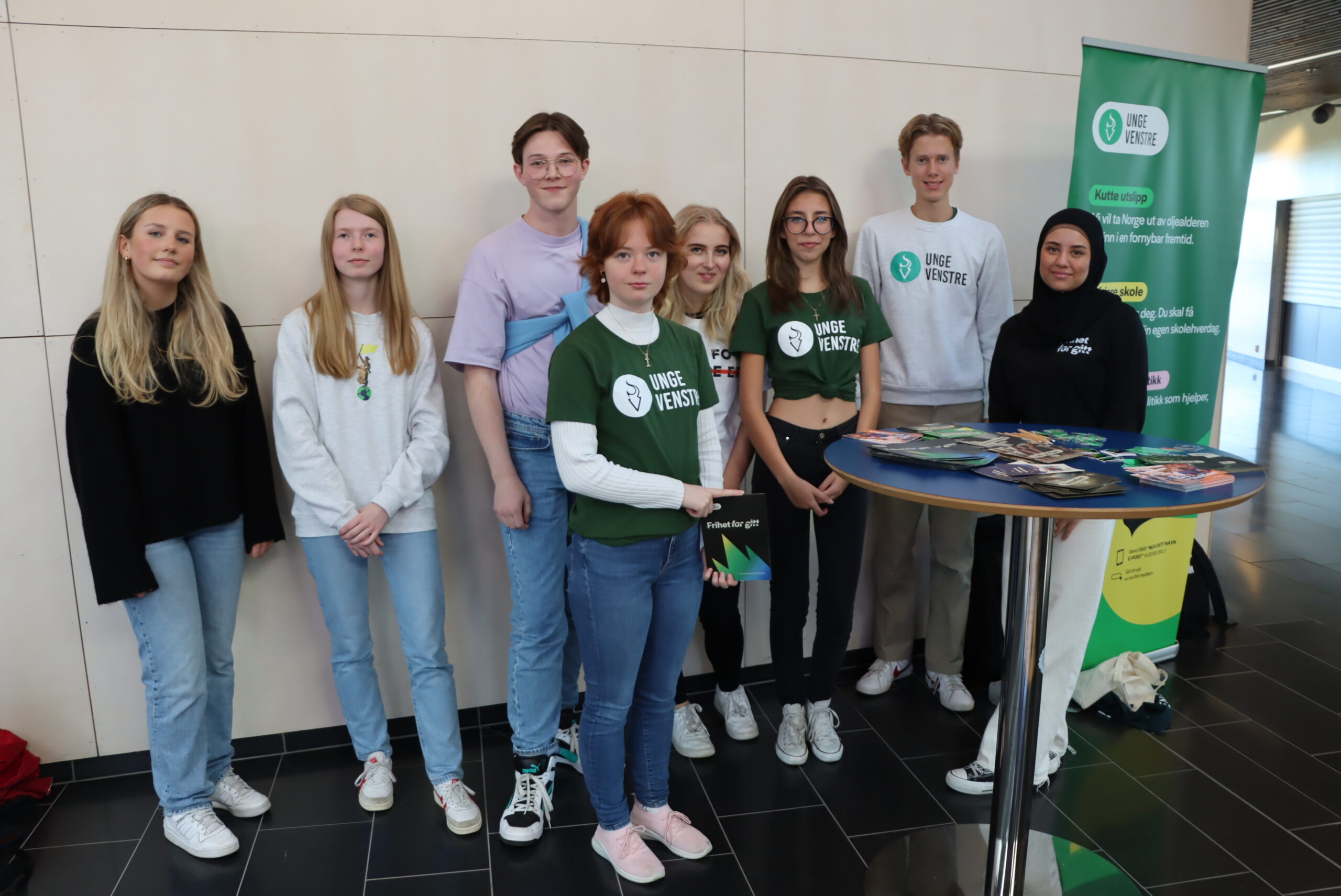 Thyra Håkonsløkken (t.v.), Alin Vik, Mats Lund Trøhaugen, Sara Moseby, Live Svendsen, Sandra Kania, Olav Rom og Doua Alamed holdt stand på Sentrum videregående skole onsdag.