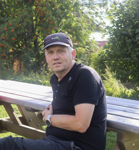 Lærdommen går ikke like mye fra far til sønn lenger. Derfor synes Røy Høgberget at det er bra med tiltak som introjakt.