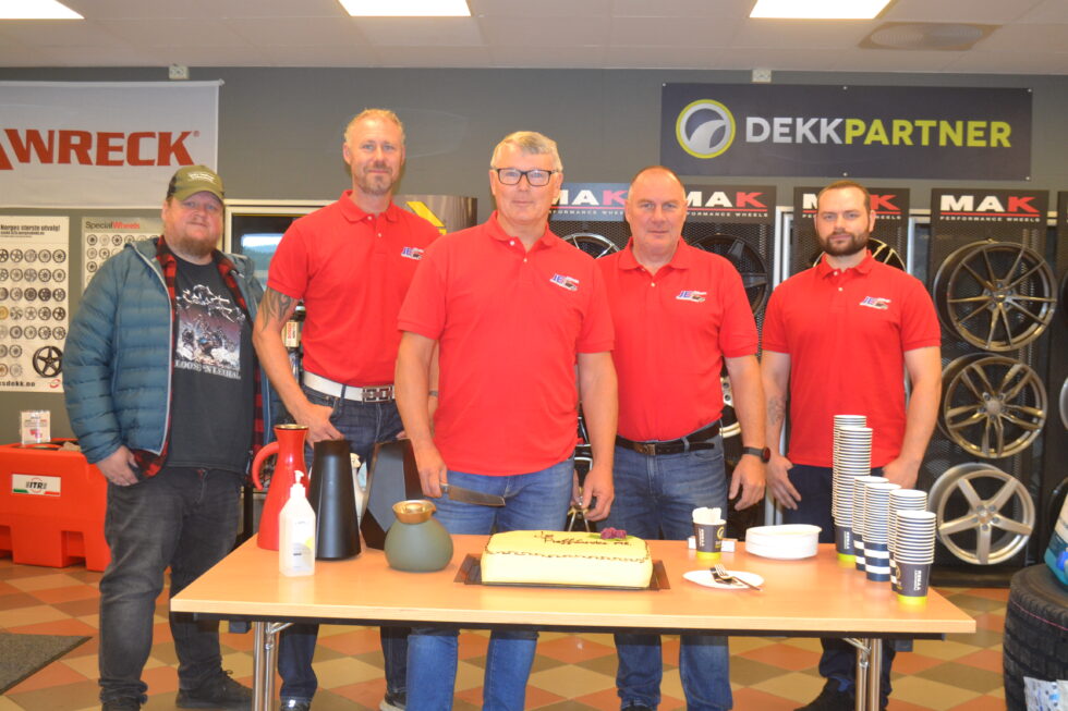 Pitstop End of summer åpnet i dag tidlig klokka 9. Samtidig åpnet JE Proffservice dørene offisielt for første gang. Stian Fossum (t.v), Stian Eriksen, Frank Engh, Stig Johnsrud og Markus Gustavsson.