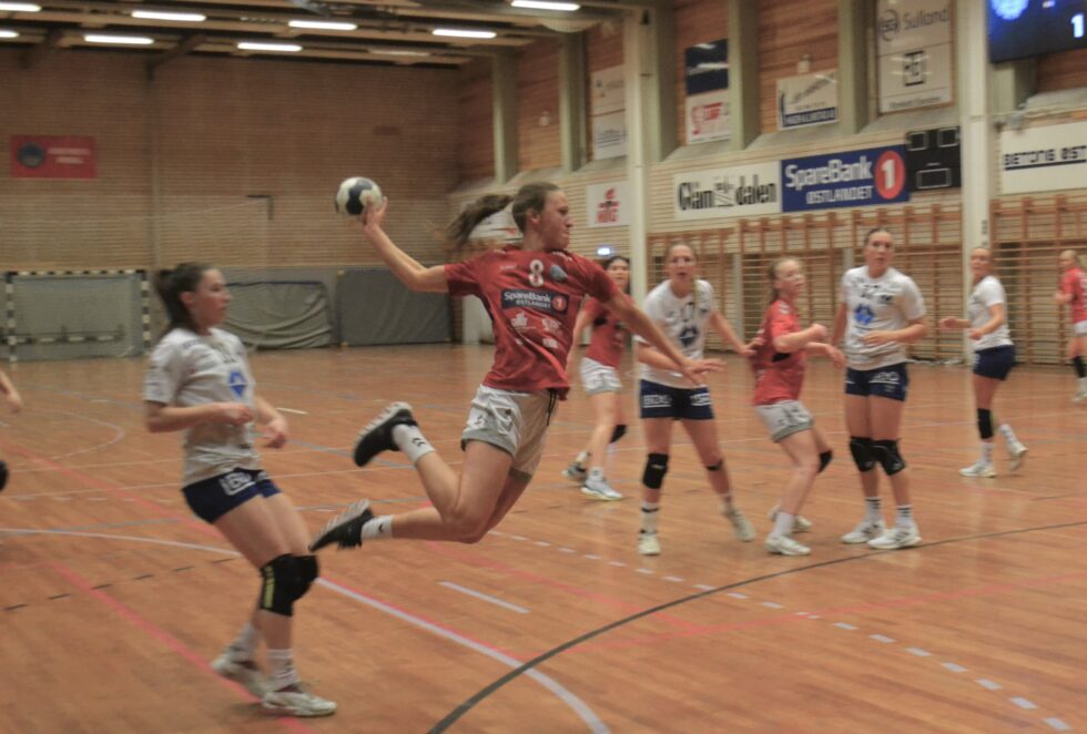 Endelig tilbake i 2. divisjon. Og endelig kan Ingrid Lysen spille kamper for laget sitt igjen.