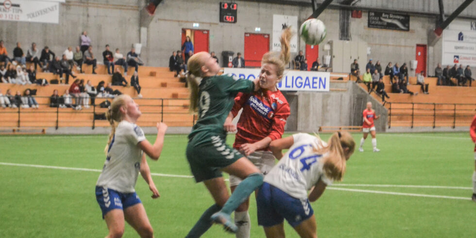 Frida Stangnes Grønhella og de andre KIL-jentene ga alt i Kongsvingerhallen mot Kolbotn 2.