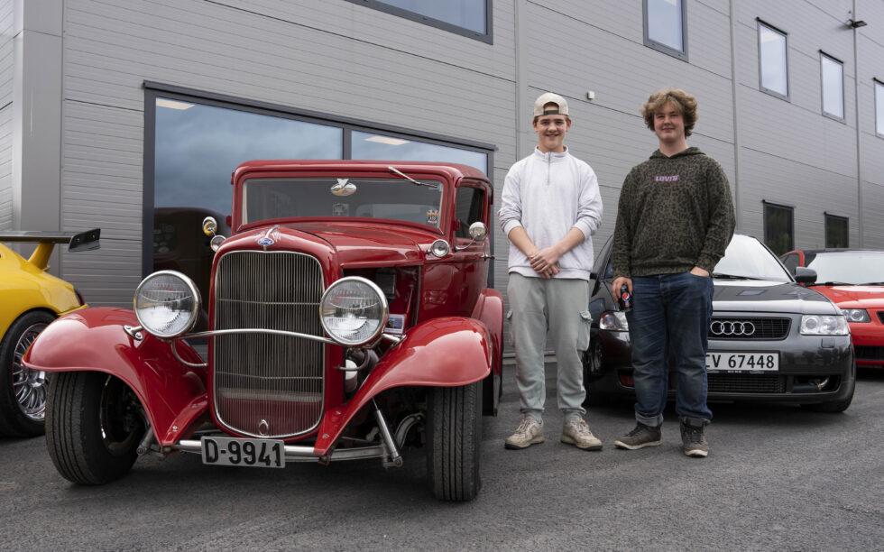 De ansatte ved bedriften stilte private biler for anledningen. Både Adrian Kvitnes (f.v.) og Håvard Vik likte spesielt godt den røde bilen.