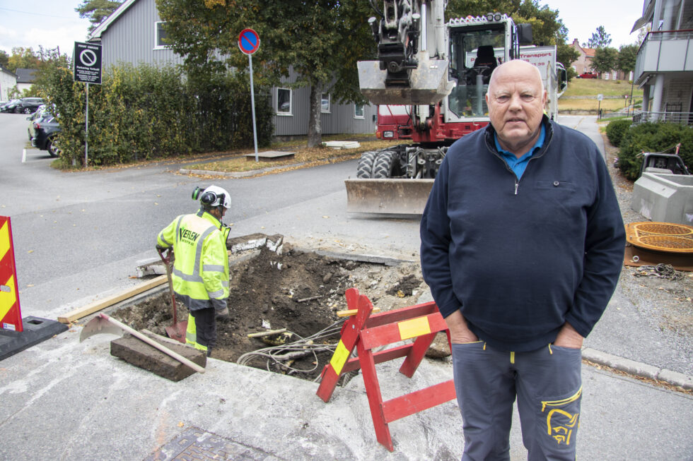 Per Yngve Ramstad, styreleder i Tommelstadsgate borettslag, kan tilfreds konstatere at kumlokket i gata blir ordnet to år etter at de meldte fra om at det plaget naboene og var trafikkfarlig.