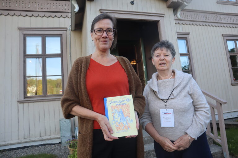 Konservator NMF på Kvinnemuseet, Mona Kristine Holm (t.v) og Tatyana Isayeva var begge på plass ved Kvinnemuseet på onsdag.