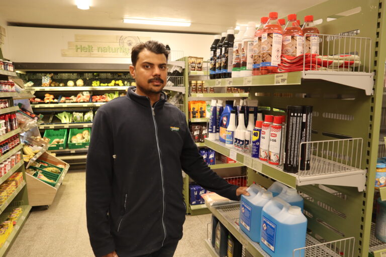 Tahir Shah er ny kjøpmann på Joker Austmarka. I butikken får han hjelp av blant andre Anne Mari Haugen Martinsen