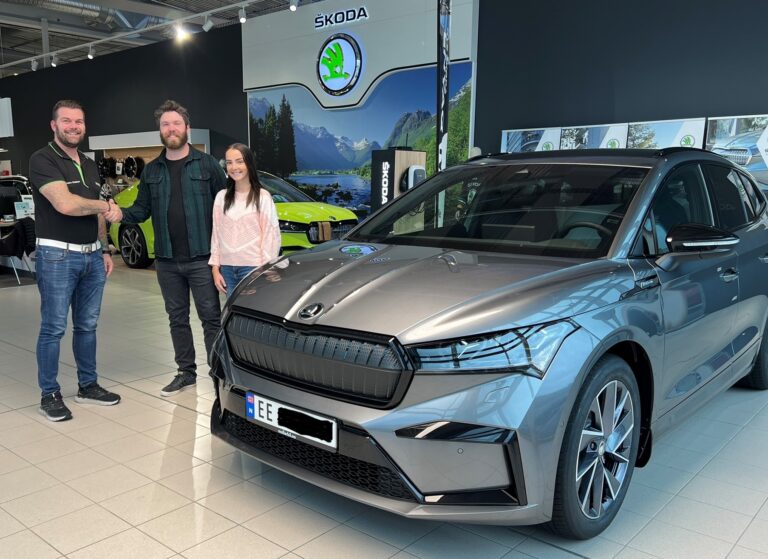 Nybilselger Anders Kristiansen med bileiere nummer 100 av en Skoda Enyaq i Kongsvinger, Ragnar Lukerstuen og Kristina Karlsen.
