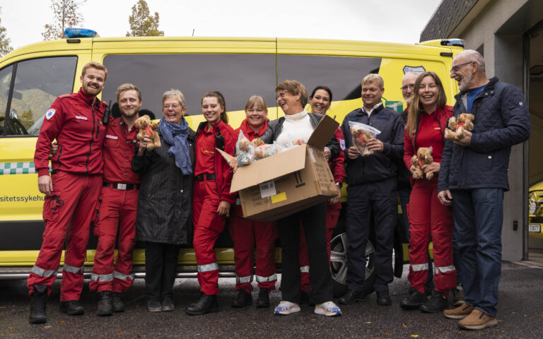 Både medlemmene i Odd Fellow og ambulansearbeiderne er klare for at bamsene skal bli delt ut til barn i ambulansen. (f. v.) Sindre Inngjerdingen, Remi Svendsen, Laila Weng Bjerke, Helene Gundersen, Ada Linnes, Karin Wang, Ingjerd Haugen, Jan-Børre Olsen, Bjørn Bjerke, Sarah Schaanning og Arild Bråten.