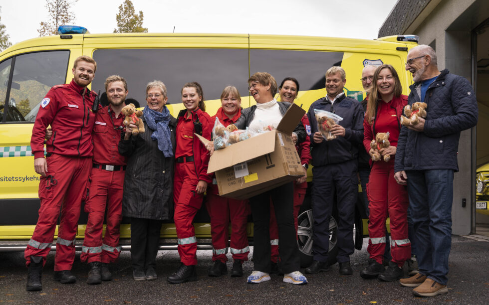 Både medlemmene i Odd Fellow og ambulansearbeiderne er klare for at bamsene skal bli delt ut til barn i ambulansen. (f. v.) Sindre Inngjerdingen, Remi Svendsen, Laila Weng Bjerke, Helene Gundersen, Ada Linnes, Karin Wang, Ingjerd Haugen, Jan-Børre Olsen, Bjørn Bjerke, Sarah Schaanning og Arild Bråten.