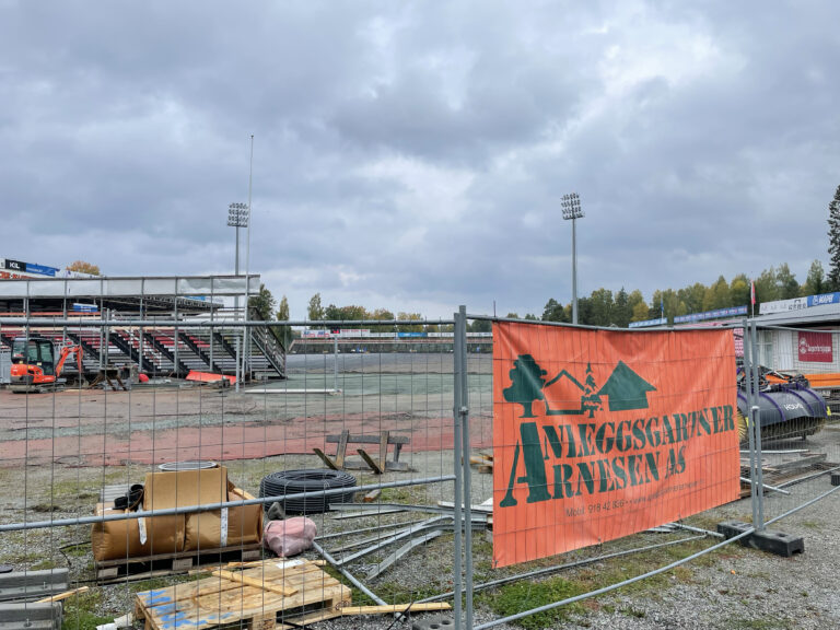 Kongsvinger kommune vil ikke opplyse hvilken leverandør som har levert massen som ikke er i henhold til bestillingen og kravene. Anleggsgartner Arnesen, som er grunnentreprenør, ønsker ikke å uttale seg.