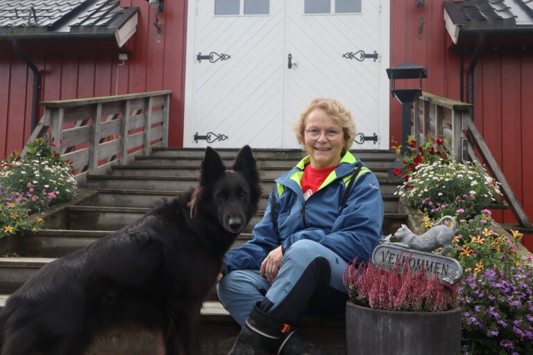 Eier og leder Hilde Stensbøl og Zelda håper på godt oppmøte til 25-årsjubileet.