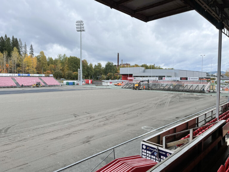 Fyllmassen som lagt på Gjemselund skal fjernes. Entreprenøren avviser nå at det er masseleverandørens skyld.