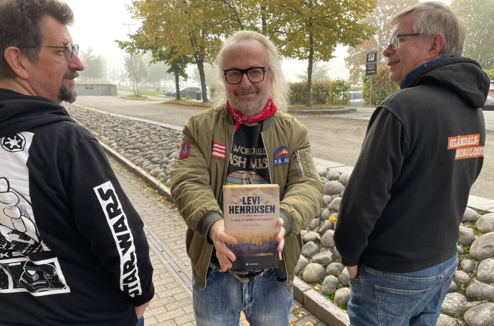 Bok- og plateaktuelle Levi Henriksen besøker de to herrene Roos og Ovlien i Kulturstreif.