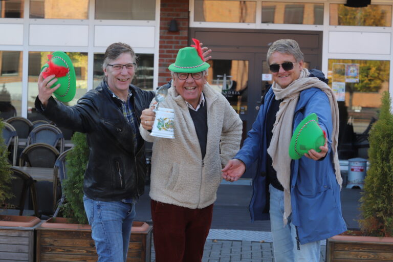 15. oktober inviterer Richard Adams (f.v.) Kjell Fiskerud og Uno Arnesen til tidenes oktoberfest i Kongsvinger.