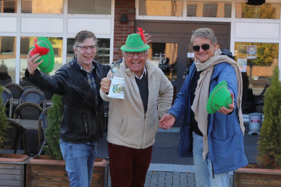 15. oktober inviterer Richard Adams (f.v.) Kjell Fiskerud og Uno Arnesen til tidenes oktoberfest i Kongsvinger.