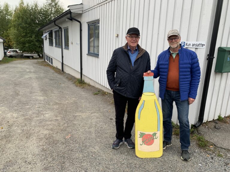 Brødrene Ola (til venstre) og Petter Norstrøm foran bestefarens gamle fabrikk i Fjellgata.