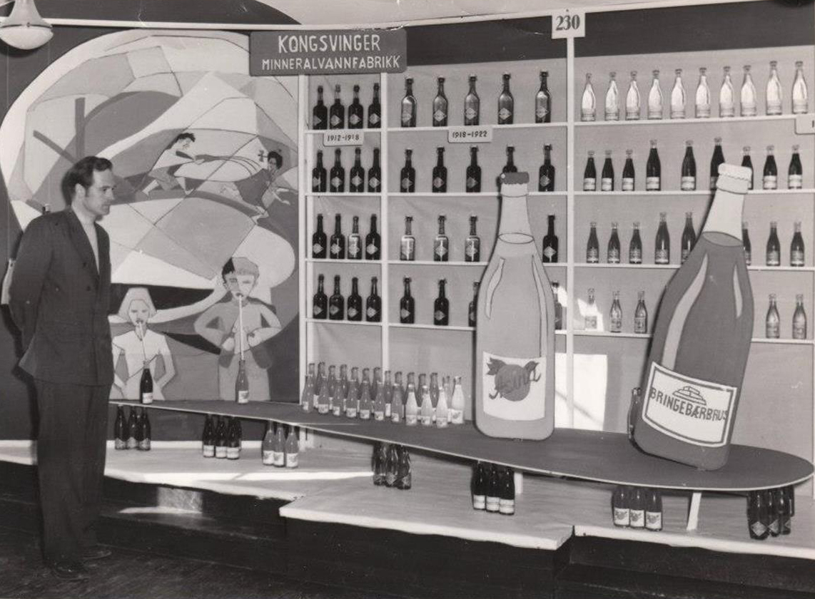Fischer og brusfabrikken markedsførte seg under jubileumsmessa da Kongsvinger feirer 100 år med bystatus i 1954. Legg merke til Asinaflaska som er akkurat den samme som i bildet øverst i saken - den er tatt vare på i 78 år.