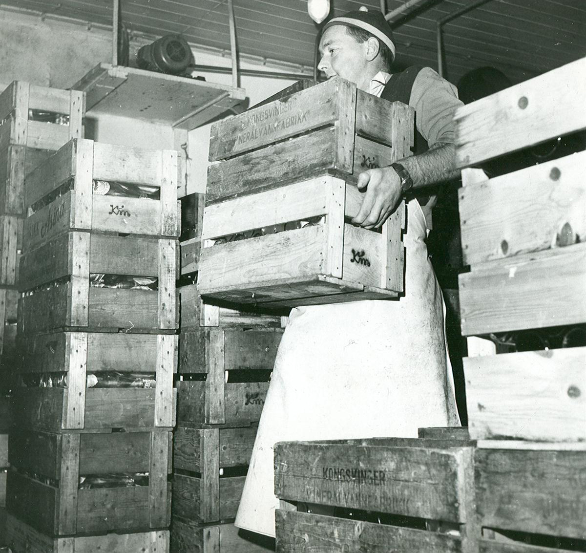 Brus ble fraktet rundt i distriktet med lastebil. Her er det Ole Øvrum som er på jobb. Han tok for øvrig over og drev fabrikken etter at Fischer pensjonerte seg i 1956.