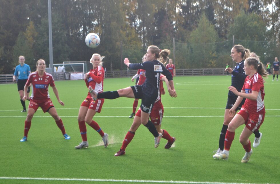 Det kan bli en lang høst med mange avsluttningsforsøk for Frida Stengnes Grønhella og de andre på KIL Fotball Kvinner.