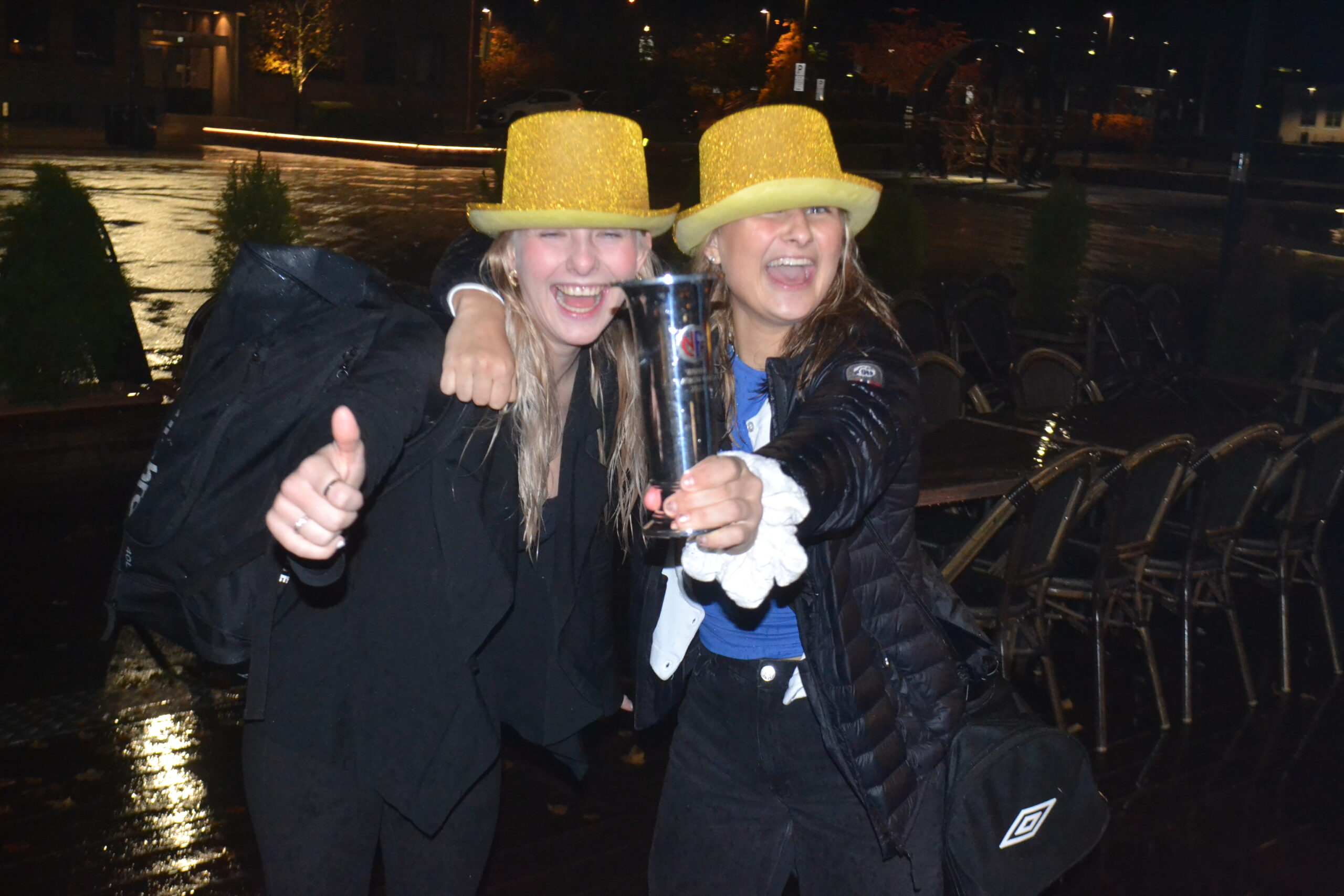 Julie Ekre og Kaja Brendengen Rosenlund hadde med seg pokalen til feiringen av seriemesterskapet.