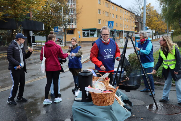 Helsesøster Christina Bukaasen (t.v.), STL-koordinator Martin Skogrand, helsesøster Hilde Svennevig Offord og kommunelege Camilla Kvalø Smedtorp delte ut kaffe og pølser til forbipasserende.