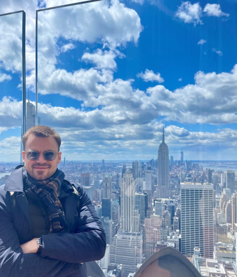 Henrik Holth blir salgssjef for Ardoqs avdeling vest i USA. Han regner med mange flyturer til vestkysten, men kontoret blir i New York.