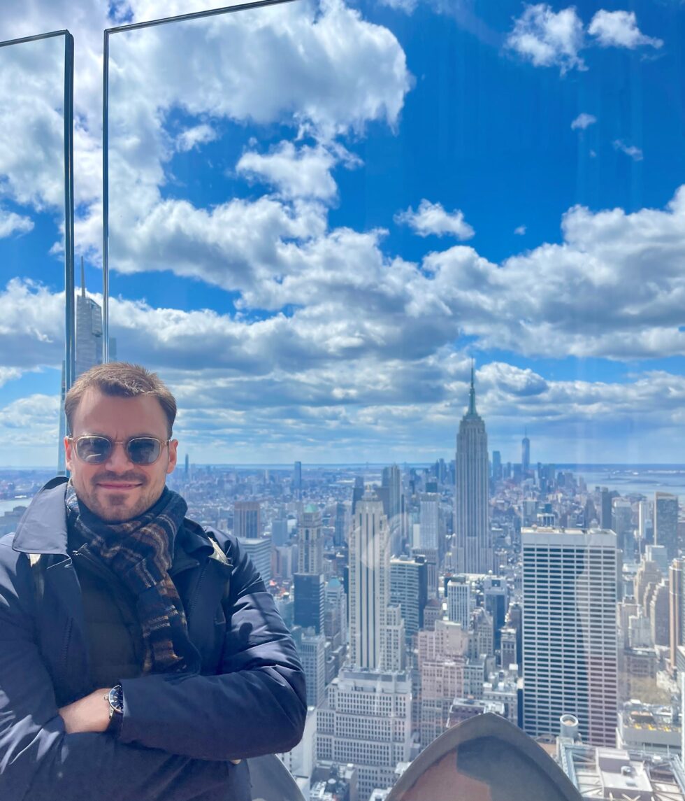 Henrik Holth blir salgssjef for Ardoqs avdeling vest i USA. Han regner med mange flyturer til vestkysten, men kontoret blir i New York.