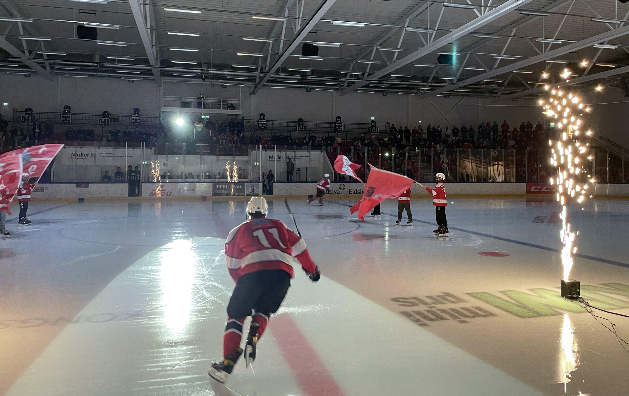 Lysshow og pyroeffekter tok i mot hockeygutta da de kom p&aring; isen.