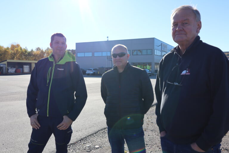 Lars Nilsen fra Maxbo (t.v), John Solem fra Skovly-Gruppen og Jon Skaare fra Norsenteret forteller at omsetningen er tilbake til slik den var.