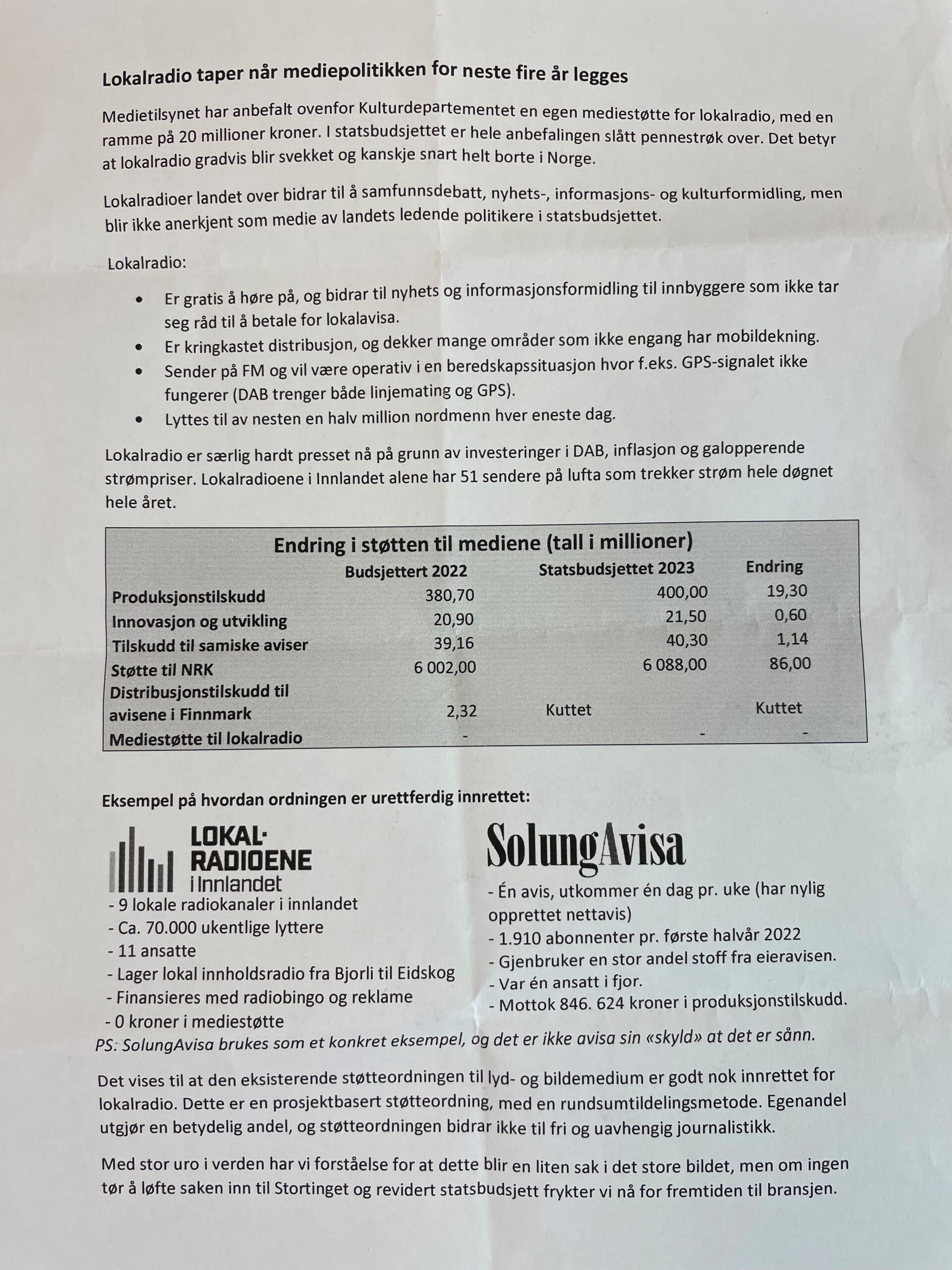 Dokumentet fra lokalradioene ble overrakt til politikere med interesse for saken.