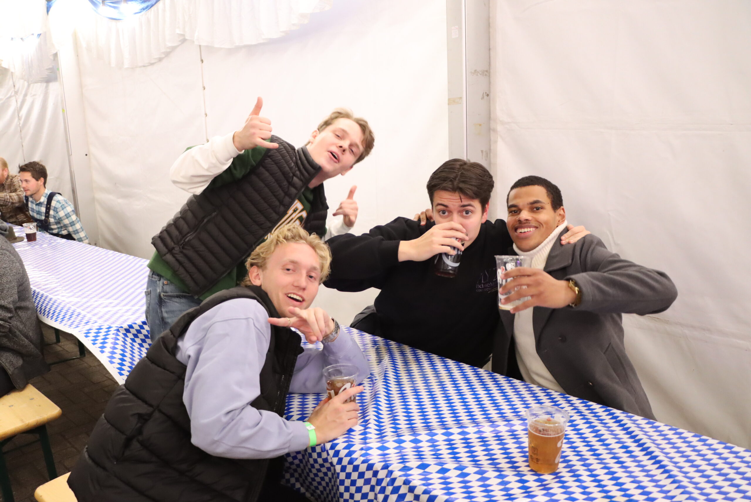 Peder Langbr&aring;ten, Truls Frantzbr&aring;ten, Dennis Lundgren og Henrik Touray koser seg.